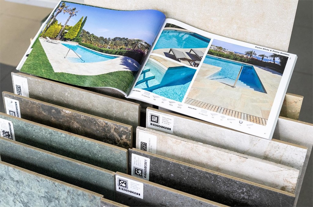 5 ventajas del césped artificial para piscinas