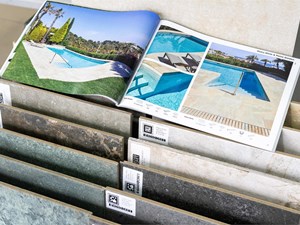 5 ventajas del césped artificial para piscinas