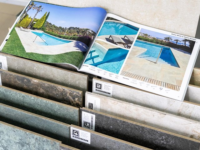 5 ventajas del césped artificial para piscinas