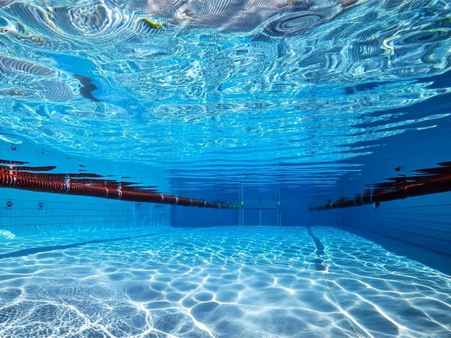 6 trucos para limpiar tu piscina