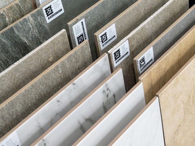 Acabados exteriores para el solárium y el borde de la piscina: materiales recomendados
