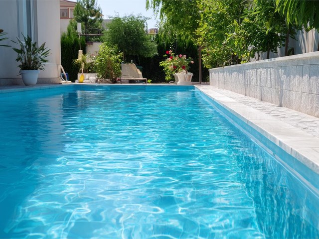 Se puede reducir la profundidad de una piscina existente